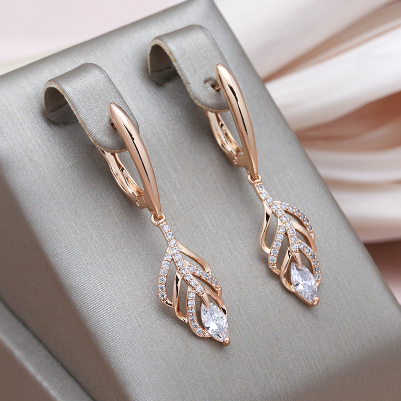 Boucles d'oreilles élégantes avec des feuilles brillantes
