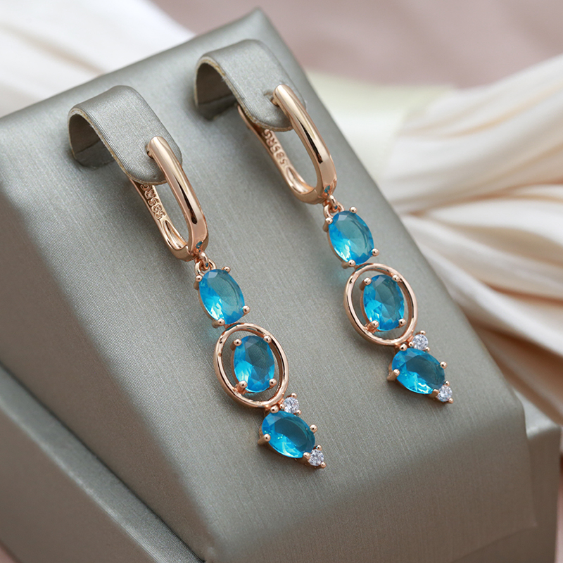 Boucles d'oreilles élégantes avec des cristaux bleus en or