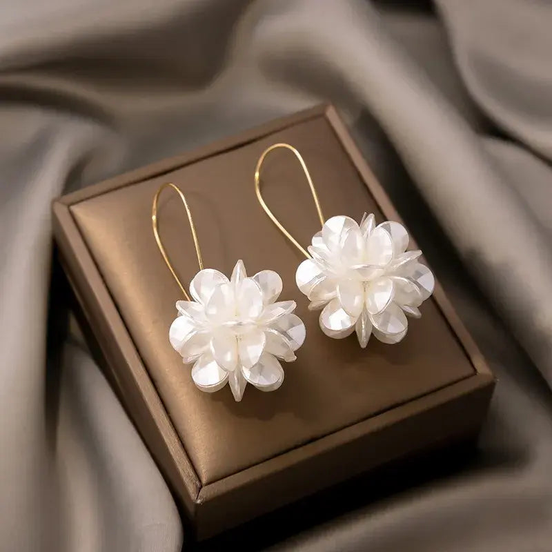 Boucles d'oreilles élégantes avec des fleurs blanches