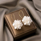 Boucles d'oreilles élégantes avec des fleurs blanches