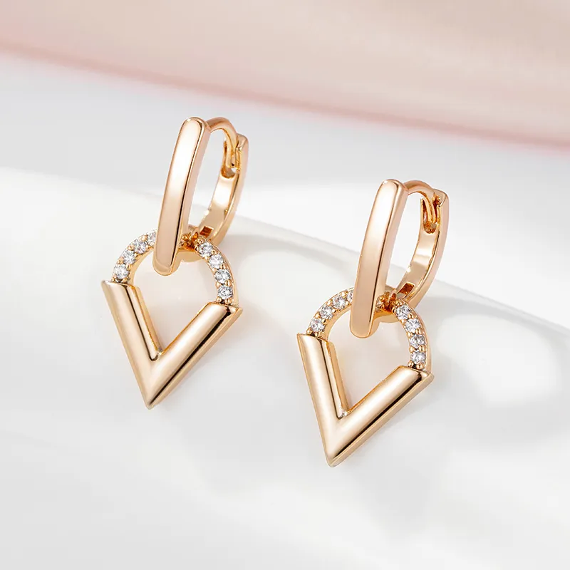 Boucles d'oreilles dorées élégantes en forme de triangle