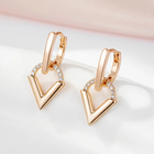 Boucles d'oreilles dorées élégantes en forme de triangle