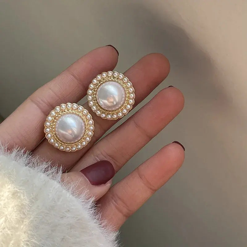 Boucles d'oreilles élégantes avec des perles brillantes