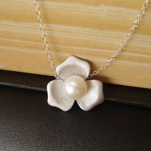 Collier élégant avec des fleurs en perles blanches