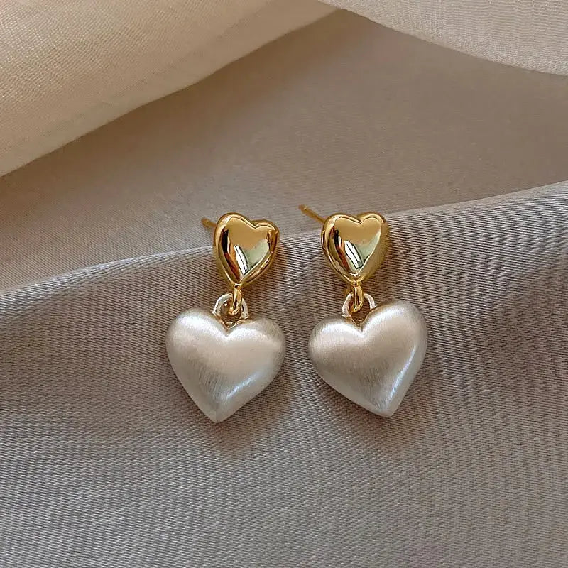 Boucles d'oreilles élégantes avec cœur en perle dorée