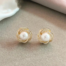 Boucles d'oreilles élégantes en or avec perles en spirale et zirconiums
