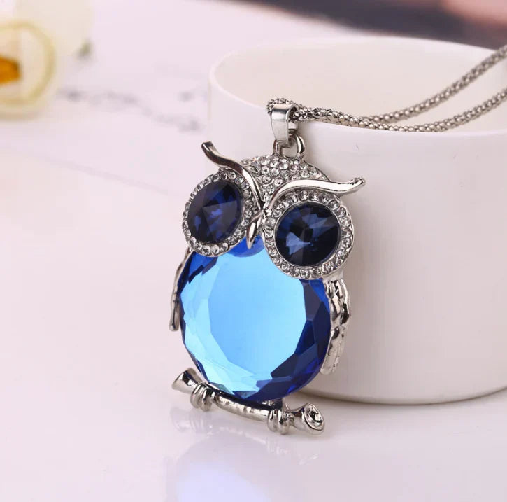 Collier avec pendentif hibou en pierre de lune