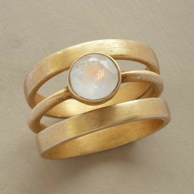 Bague vintage en or avec incrustations de pierre de lune