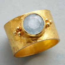 Bague vintage avec pierre de lune dorée