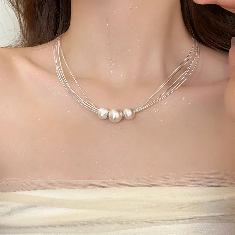Collier élégant avec des couches de perles blanches