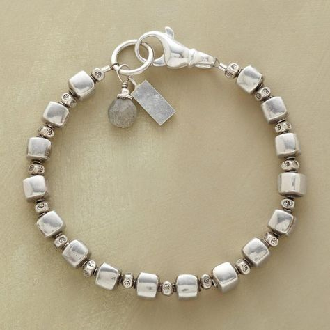 Bracelet avec des perles cubiques argentées vintage