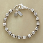 Bracelet avec des perles cubiques argentées vintage