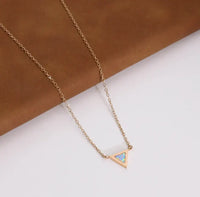 Collier avec pierre de lune - Médaillon triangulaire