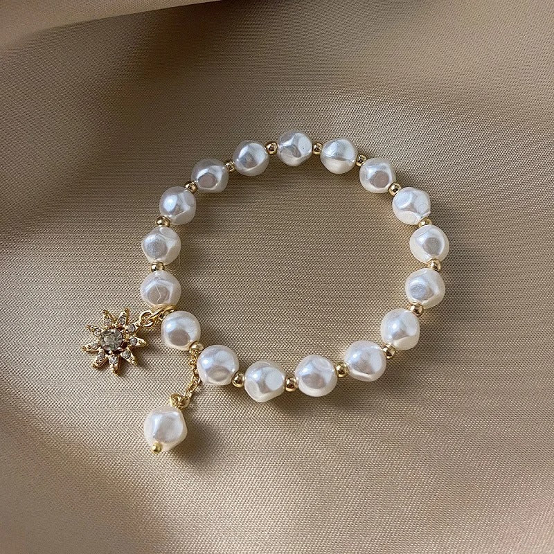 Bracelet avec pendentif en or blanc, perle et tournesol