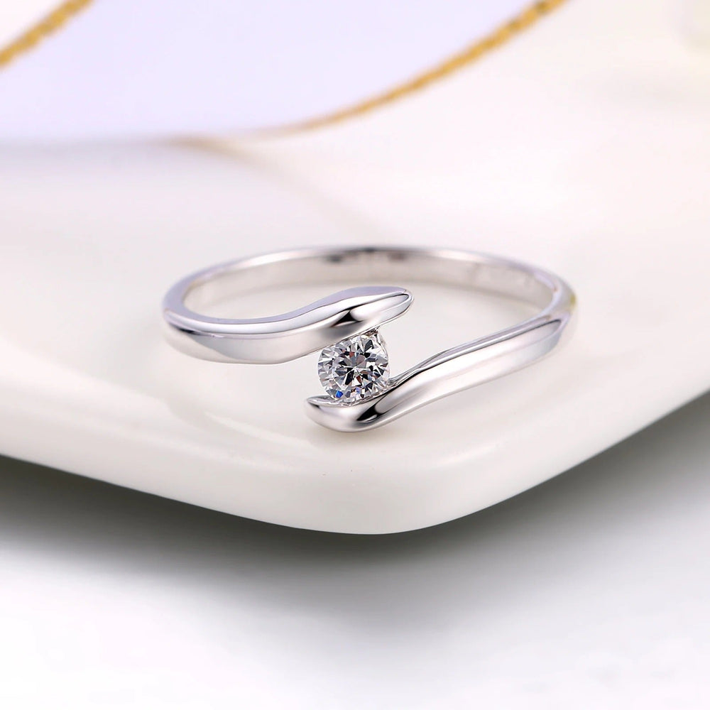 Bague avec bande courbée en argent et diamant brillant au centre