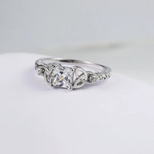 Bague avec un design en nœud et une pierre précieuse argentée au centre