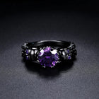 Bague vintage ronde noire avec une pierre précieuse violette