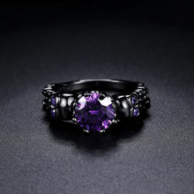 Bague vintage ronde noire avec une pierre précieuse violette