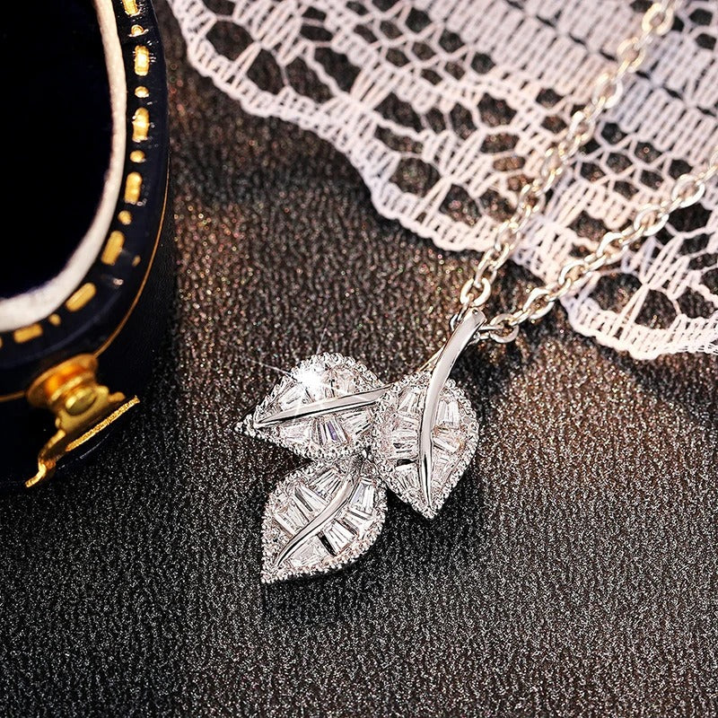 Collier avec cristal baguette argenté