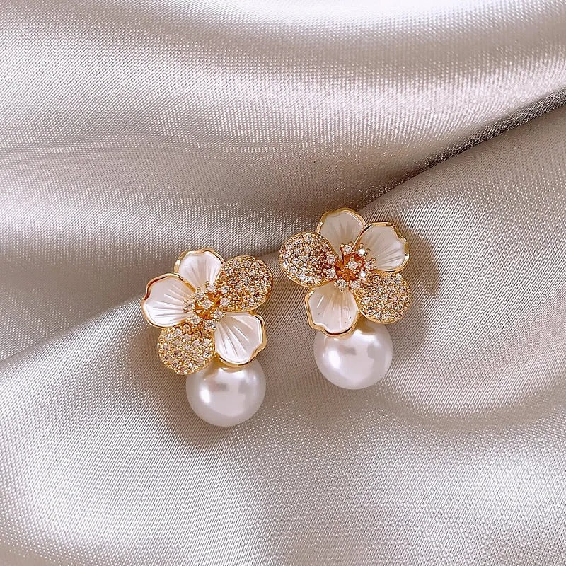 Boucles d'oreilles avec pendentif en camélia blanc et perle