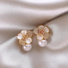 Boucles d'oreilles avec pendentif en camélia blanc et perle