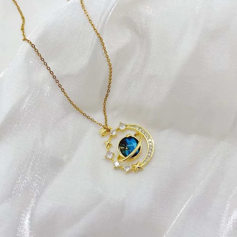 Collier avec pendentif en forme de planète avec ciel étoilé et étoile dorée