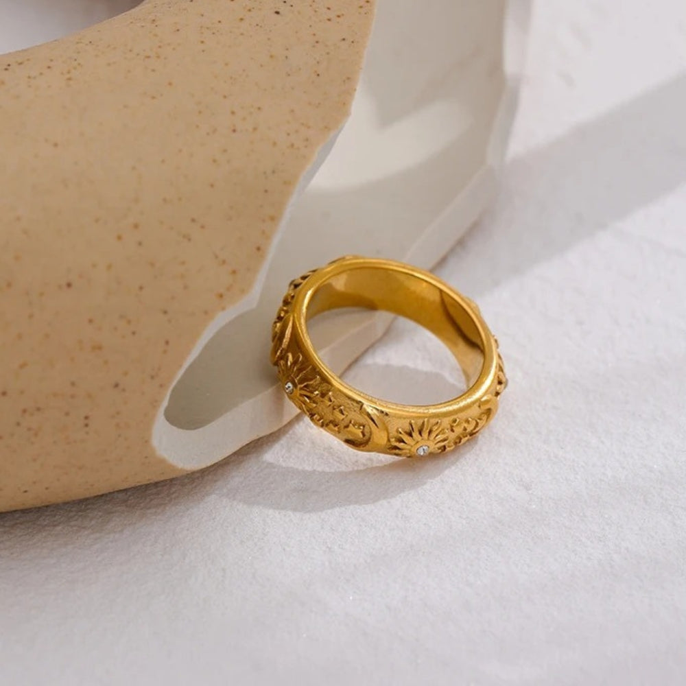 Bague vintage avec soleil, lune et étoile