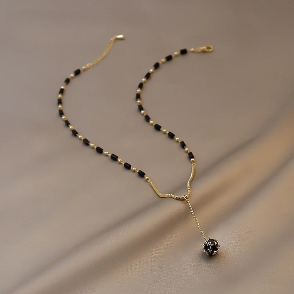 Collier vintage avec perles noires et pendentif en forme de goutte