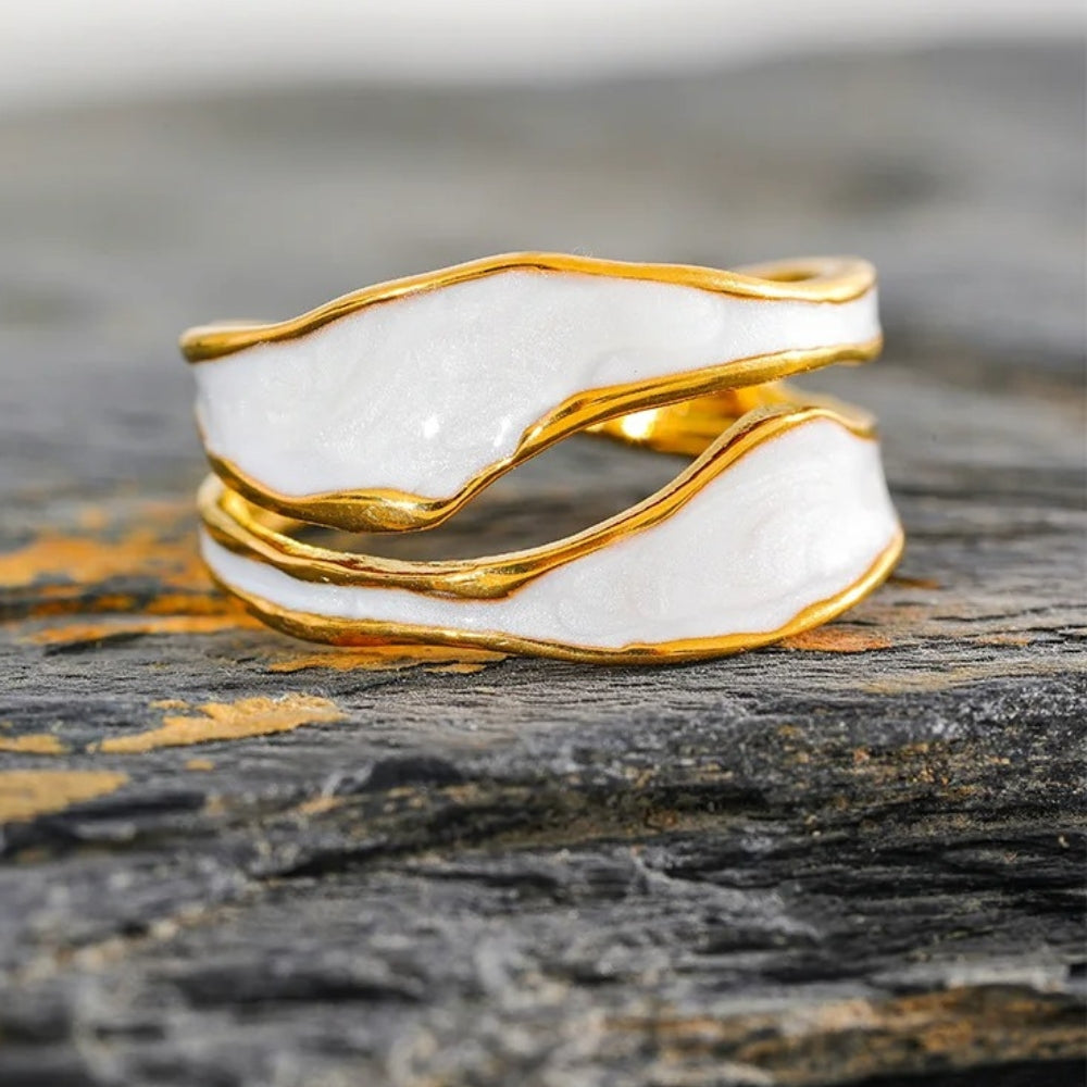 Bague ouverte avec un design en spirale en émail blanc doré