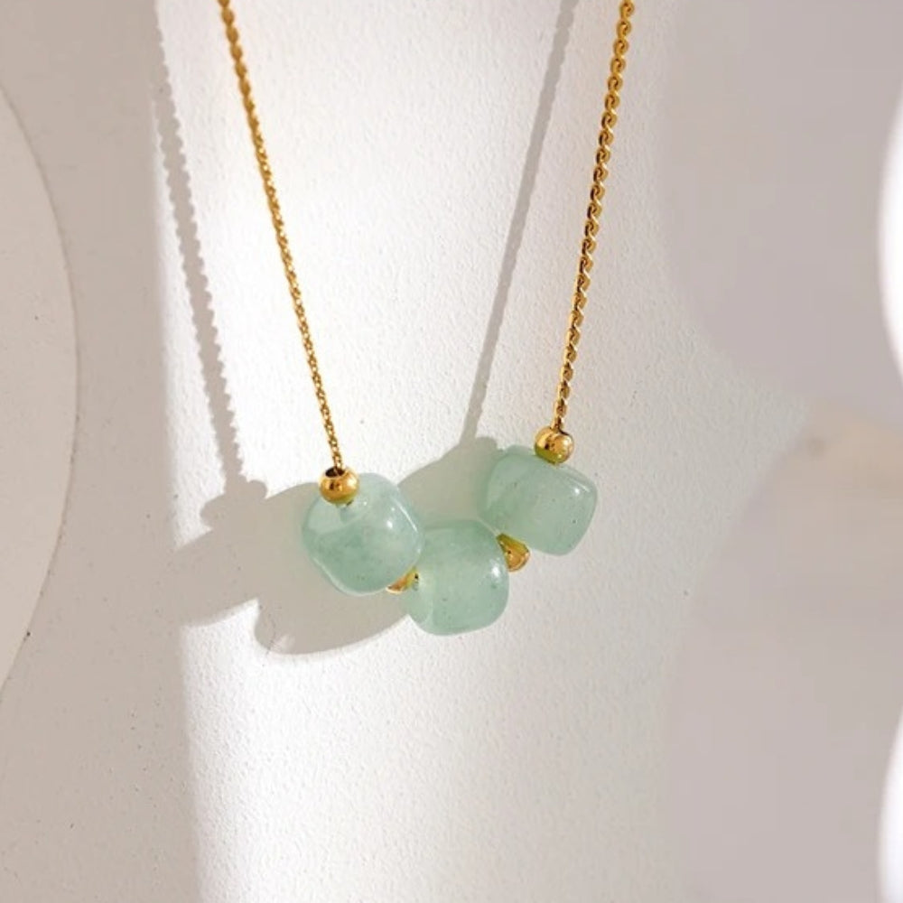 Collier vintage en or avec pierre verte douce
