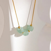 Collier vintage en or avec pierre verte douce