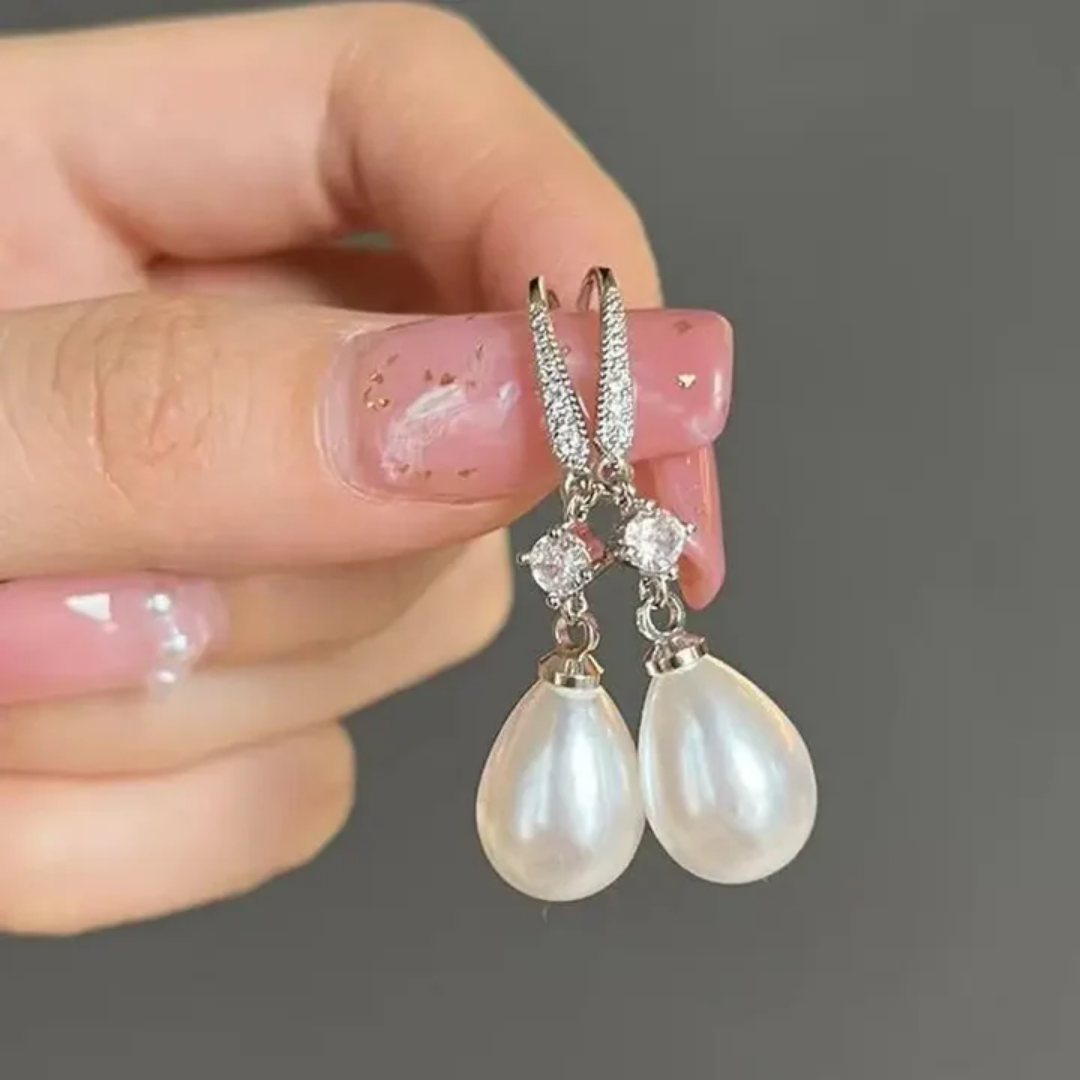 Boucles d'oreilles brillantes avec des perles pendantes