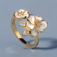Bague en or avec fleur blanche